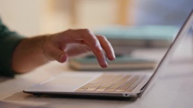 Öğrenci Webinar 'ı daireye yakın çekimde dizüstü bilgisayara açıyor. Uzak bir iş yerinde bilgisayar klavyesine basan tanınmayan serbest çalışan bir adam. Evdeki internet uygulamasını kullanarak online alışveriş yapan adam..