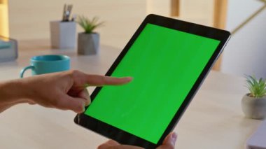 Uzak bir iş yerinde el temizleme tableti. Yakın plan. Evdeki yeşil ekranlı bilgisayarı kullanarak internette sörf yapan kimliği belirsiz bir kadın. Ofisteki Chroma Key Cihazı 'nda çalışan iş kadını.