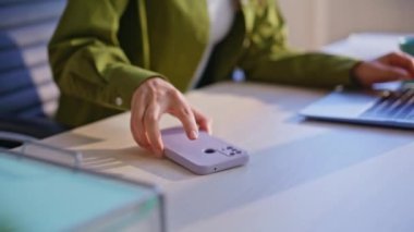 Modern ofis çalışma alanı kapanışında çalışan heyecanlı girişimci görünümlü akıllı telefon. Çok mutlu bir iş kadını cep telefonundan harika bir mesaj okuyor. Mutlu kadın iş başarısını kutluyor. İçeride kazan.