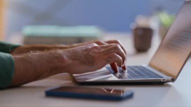 Programcı el bilgisayarı uzaktaki ofiste çalışıyor. Tanımlanamayan bir adam akıllı telefondan iş yerinden mesaj alıyor. Ev dairesindeki bilgisayar klavyesinde yazmakla meşgul bir yönetici.
