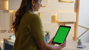 Yeşil ekran tableti görünümlü serbest çalışan kız ofis alanı yakınlaştır. Genç iş kadını bilgisayarına göz atıyor. Chroma Key Dijital Cihazında çalışan kadın öğrenci.