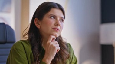 Modern ev işyerinde düşünceli girişimci planlama girişimi yakın plan. Çekici iş kadını portresi ofiste iş stratejisi üzerine kafa yoruyor. Genç serbest çalışan dairedeki iş projesini düşünüyor..