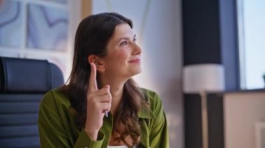 Modern kurumsal işyerindeki yaratıcı çalışan planlama projesi. İlham verici bir iş kadını aklına dizüstü bilgisayarı yazmaya başlamak geldi. Ofiste iş stratejisi üzerinde çalışan gülümseyen girişimci.