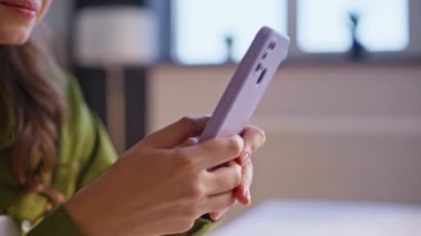 Ev işyerinde akıllı telefondan mesaj atan serbest çalışan eller. Kadın yönetici iş yerinde cep telefonuna SMS yazıyor. Bilinmeyen bayan girişimci cep telefonunda çevrimiçi iletişimde yer aldı.