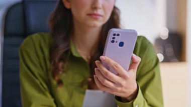 Apartman dairesinde akıllı telefonu elinde tutan ciddi bir kadın. Şirket ofisinde cep telefonu mesajlarını okuyan başarılı bir iş kadını. İş yerinde kendine güvenen esmer cep telefonu uygulaması.