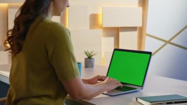 Şirket ofisindeki yeşil ekranda daktilo eden kız sekreter raporu. Genç bir girişimci iş yerindeki Chroma Key Bilgisayar 'da online araştırma yapıyor. Akıllı kız öğrenci çalışıyor..