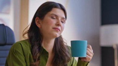 Düşünceli bir çalışan, elinde kahveyle evde oturup yaratıcı fikirler üzerine kafa yoruyor. Düşünceli kadın yazar elinde bardak içeceği olduğunu düşünüyor. Hayalperest iş kadını ofiste dizüstü bilgisayar yazmayı planlıyor.