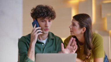 Endişeli iş arkadaşları iş yerinde iş birliği yapan akıllı telefonlardan bahsediyor. Sinirli iki yönetici cep telefonundan kötü haber alıyor iş yerinde dizüstü bilgisayarla oturuyor. Hayal kırıklığına uğramış erkek kadın hayal kırıklığına uğradı..