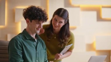 Şirket çalışanları modern iş yerindeki sanal toplantılarda sohbet ediyorlar. Gülümseyen iş kadını yeni meslektaşını video ile sunuyor. Ofisteki çevrimiçi konferansta iki pozitif yönetici konuşuyor..