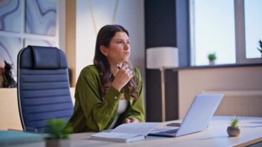 Yeni başlayan kadın defterine not yazıyor. Günümüz iş yerinde dizüstü bilgisayarla oturuyor. Ciddi bir iş kadını kahve fincanı alırken strateji düşünüyor. Kariyer düşünen zeki kadın çalışanlar..