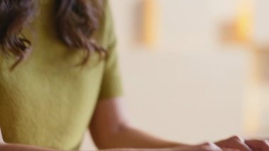 Çalışanlar, modern şirket işyerlerinde online araştırma yapıyorlar. Ofisteki bilgisayarda e-posta yazan odaklı iş kadınının portresi. Çalışma alanında dijital proje oluşturan genç kadın uzman.