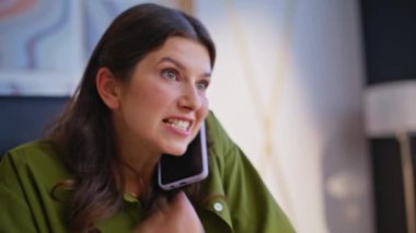 Stresli bir iş yerinde cep telefonuyla bağıran sinirli bir kadın. Akıllı telefondan bağıran kızgın bir şirket çalışanı ofisteki iş konuşmasından memnun değil. Stresli bayan bitirme çağrısı.