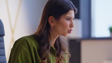 Modern ofis kapanışı için kadın yönetici videosu arıyor. Gülümseyen iş kadını iş yerinde dizüstü bilgisayarla konuşurken online toplantıdan zevk alıyor. İnternet konferansında yaratıcı danışman projeyi tartışıyor