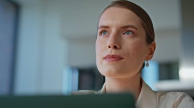 Modern ev-kapanış projesinde serbest çalışan bir kadın. Uzak bir iş yerinde fikirlerini düşünen zeki iş kadınının portresi. Çekici bayan girişimci içeride dizüstü bilgisayar ekranı arıyor..