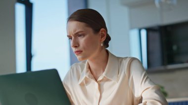 Şirketin iş yerinde çalışan odaklanmış bir kadın, belgeleri inceliyor. Tatminsiz iş kadını dizüstü bilgisayarda hata arıyor. Stresli bayan bilgisayar kapağını kapatıyor. İş sorunu yüzünden gergin..