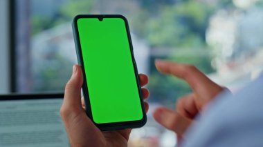 İş adamı modern iş yerinde krom anahtarlı cep telefonuna göz gezdirme mesajı gönderiyor. Bilinmeyen işadamı yeşil ekran dokunmatik cep telefonuna dokunuyor. Serbest Çalışan İçeriden alışveriş yapıyor.