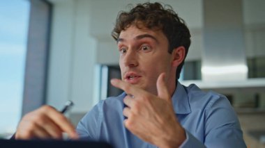 Yaratıcı menajer, iç ofisteki iş fikirlerini açıklamak için arıyor. Duygusal profesyonel jestler dizüstü bilgisayardan web kamerasına şirket stratejisini tartışıyorlar. Sanal toplantıda konuşan adam..