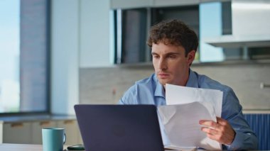 Mutluluktan havalara uçan işadamı, uzak iş yerlerinde iş başarısı müjdelerek evrak atıyor. Evrakları okuyan heyecanlı bir adam ofis bilgisayarında çalışıyor. Genç müdür masada dans ediyor, mutlu..