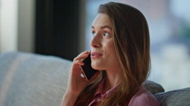 Rahat esmer, konuşan cep telefonlu daire koltuğu kapanışı. Gülümseyen kadın evde arkadaşça cep telefonu sohbetinden zevk alıyor. Sakin bayan akıllı telefonu arıyor. Kanepe rahat oturma odasında dinleniyor..