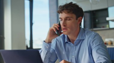 Akıllı telefondan bağıran, dizüstü bilgisayarla iş yerinde oturan sinirli CEO. Öfkeli iş adamı telefon konuşmasını bitirir. Konuşmaktan duygusal olarak hayal kırıklığına uğrar. Deli patron telefonda bağırarak kötü haberleri okuyor..