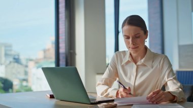 Kadın yönetici, bilgisayar kapanışıyla evde oturup çözümler üzerinde kafa yoruyor. Ciddi bir iş kadını, masa başında proje üzerine düşünüyor. Dairede evrak işleriyle uğraşan profesyonel bir serbest çalışan..