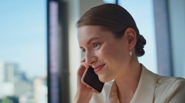 Gülümseyen müdür, profesyonel ofiste cep telefonuyla görüşüyor. Zarif bir iş kadını şirket işyerinde cep telefonuyla konuşur. Bayan patron iş iletişimi ile meşgul.