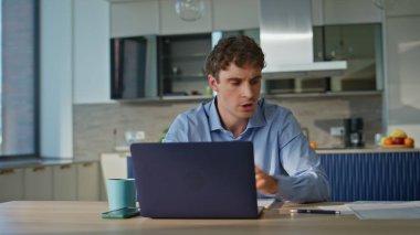 Gergin iş adamı dizüstü bilgisayardaki video konferansında bağırıyor web kamerasına kötü bir rapor gösteriyor. Sanal çağrı kağıdında bağıran kızgın bir adam. Öfkeli istemci memnun olmayan servisleri kapatıyor bilgisayar.