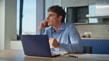 Girişimci cep telefonuyla bağırıyor, işyerinde oturuyor ve öfkenin yaklaştığını hissediyor. Öfkeli iş adamı akıllı telefonu arıyor ve duygusal olarak kağıtları atıyor. Çılgın müdür cep telefonu konuşmasını evde bitirdi..