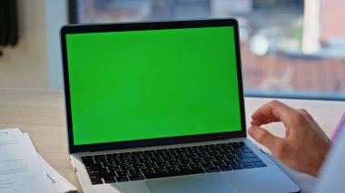 Profesyonel, şirket ofisinde çalışan yeşil ekran uygulamasını çalıştırıyor. Chroma Key Bilgisayar 'da çalışan bilinmeyen bir serbest çalışan. Klavyeye elle basma cihazı. İş konsepti.