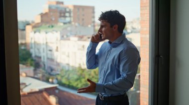 Sinirli yönetici, şirket ofisinde cep telefonuyla görüşme sorunu yaşıyor. Akıllı telefon konuşmalarıyla tartışan kızgın iş kadını işten memnun değildi. Sinirli işçiler telefon konuşmasını duygusal olarak bitirir.