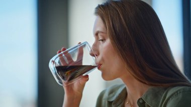 Kapanış kızı sakin ev ortamında kahve içiyor. Ciddi bir kadın cep telefonuyla evden endişeli bir mesaj alıyor. Evde kahvaltıda cep telefonuyla kötü haber okuyan genç bayan şok oldu. Sorun kavramı