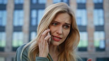 Sorunlu iş kadını cep telefonunu arıyor ve cadde kapanışında tatminsiz iş başarısızlığını dile getiriyor. Kızgın CEO yönetici akıllı telefondan kavga ediyor. Dışarıda stres yaşıyor. Patron şehir portresinde tartışıyor.