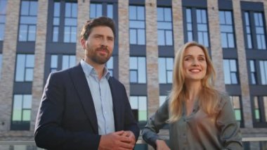 Takım elbiseli, gülümseyen bir çift sokakta dikiliyor. Kurumsal romantik ilişki. Güneşli şehir merkezinde dinlenen rahat bir kadın. Neşeli meslektaşlar öğle yemeği molasında haberleşmenin tadını çıkarıyor