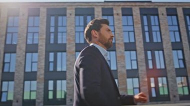 Rahatlamış yönetici güneşi ısıtıyor ve şehirde sakin bir mola veriyor. Şehir manzarasını izleyen ciddi sakallı iş adamı şehir terasında tek başına duruyor. Zarif işçi açık havada dinleniyor.