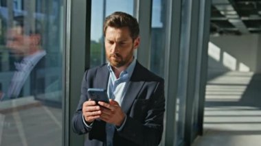 Lüks bir binada cep telefonuyla mesajlaşan odaklanmış bir iş adamı. Seçkin yönetmen büyük bir pencereden bakmayı düşünüyor. Tatmin olmuş iş adamı telefon mesajı okuyor güneşli bir yerde dinleniyor. 
