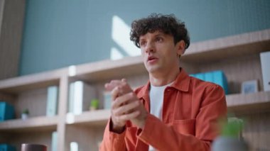 Öfkeli yönetmen bilgisayarını kapatıyor. Şirket ofisindeki video görüşmesinden sonra hayal kırıklığına uğruyor. Sinirli işadamı çevrimiçi toplantısını bitirdi. Sinirli adam, iş yerinde sorun olduğunu düşünüyor..