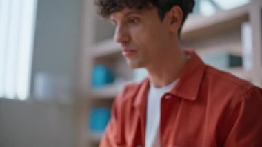 Sanal konferansta tatminsiz bir yönetici, evrak işlerinde hatayı tartışıyor. Sinirli iş adamı video çağrısında şikâyet ediyor. Endişeli adam internette kavga ediyor..