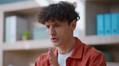 Dizüstü bilgisayarda tartışan sorunlu iş adamı ofis kapanırken proje başarısızlığını tartışıyor. Video görüşmesinde tartışan hoşnutsuz patron duygusal olarak bilgisayarı kapatıyor. Stresli yönetici gergin bir şekilde internette konuşuyor.