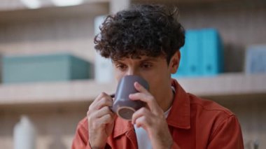 Uzak bir iş yerinde çay içen düşünceli bir serbest yazar. Portre işadamı elinde kahve fincanı olan yaratıcı proje üzerinde kafa yoruyor. Kıvırcık adam, ofiste sıcak içeceğin tadını çıkarıyor.