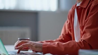 Serbest İşçi ev işyerinde e-ticaret projesi geliştiriyor. Yönetici ofis çalışma alanında dizüstü bilgisayarla strateji düşünüyor. Ciddi girişimci iş yazışmaları yürütüyor..
