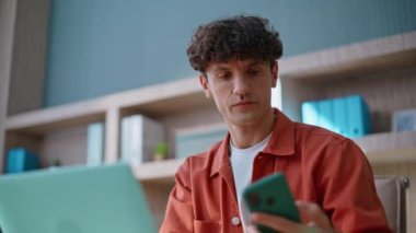 Ofis müdürü stresli bir şekilde akıllı telefon e-postalarını okuyor. Şirketin CEO 'su iş yerinde dizüstü bilgisayarla banka kredisi bildirimi alıyor. Hoşnutsuz işadamı tapınaklara dokunuyor tatminsiz kötü haberler