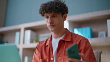 Ofis masasından cep telefonu alan olumlu profesyonel sevinç dolu bir mesajı kapatıyor. Gülümseyen şirket yöneticisi cep telefonundan maaş bildirimi alıyor. Mutlu iş adamı çevrimiçi mesajlaşmayı seviyor.