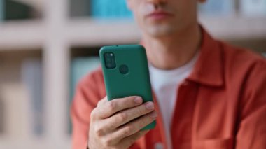 Finansal gelir kaynaklı cep telefonu bildirimini okuyan başarılı bir serbest yazar. Gülümseyen iş adamı ofisteki akıllı telefon uygulamasına göz atıyor. Apartmanda sosyal medyayı izleyen olumlu adam..