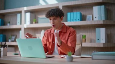 Sinirli iş adamı sanal toplantıda dizüstü bilgisayardaki webcam 'e duygusal jest yapıyor. Sinirli adam bilgisayar tatminsiz video görüşmesini kapatıyor. Kızgın patron çevrimiçi konferansta bağırıyor..