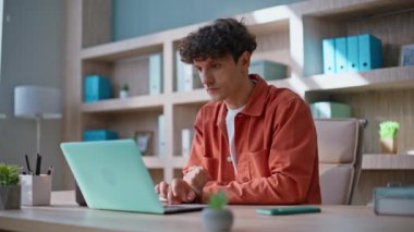 Kafası karışık iş adamı dizüstü bilgisayarı iş yerinde iflasın eşiğinde. Hüsrana uğramış yönetici, bankacılık hesaplarına göz atıyor. Stres altında. Ofisteki bilgisayar kapağını kapatan serbest çalışan hayal kırıklığına uğradı