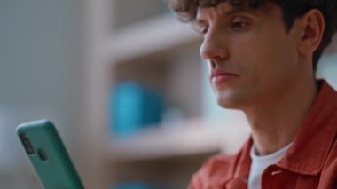 Cep telefonu ekranı gören bir adam şirketin iş yerine yakın çekim yapıyor. Ciddi bir ofis yöneticisi akıllı telefondan iş mesajı okuyor. Kıvırcık işadamı şirket alanındaki cep telefonundan çevrimiçi içeriği izliyor.