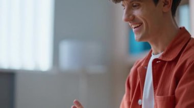 Şirketin iş yerindeki dizüstü bilgisayara el sallıyor. Gülümseyen işadamı internetten ortaklarla uzaktan görüşmeye başladı. Ofisteki sanal röportajda kendinden emin iş adayı konuşuyor.