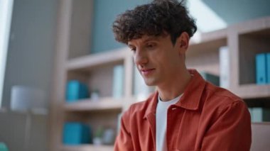 Pazarlama uzmanı şirket işyerinde araştırma yapıyor. Kapanış defterine notlar yazıyor. Yöneticinin kahve içmesi ve proje yaratması. Ofiste dizüstü bilgisayarda yazan profesyonel bir çalışan.