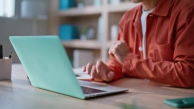 Girişimci, başlangıçta dizüstü bilgisayarı yakından araştırırken tatminsiz bir hata yaptı. Sinirli yönetici, bilgisayardan e-posta alan notlar yazıyor. Endişeli iş adamı ofiste duygusal sorunlara tepki veriyor