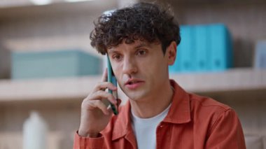 Öfkeli patron cep telefonuyla bağırıyor tatminsiz iş krizini kapatıyor. Akıllı telefondan bağıran sinirli iş adamının portresi. Stres altında. Sinirli yönetici ofisteki telefonda tartışıyor..